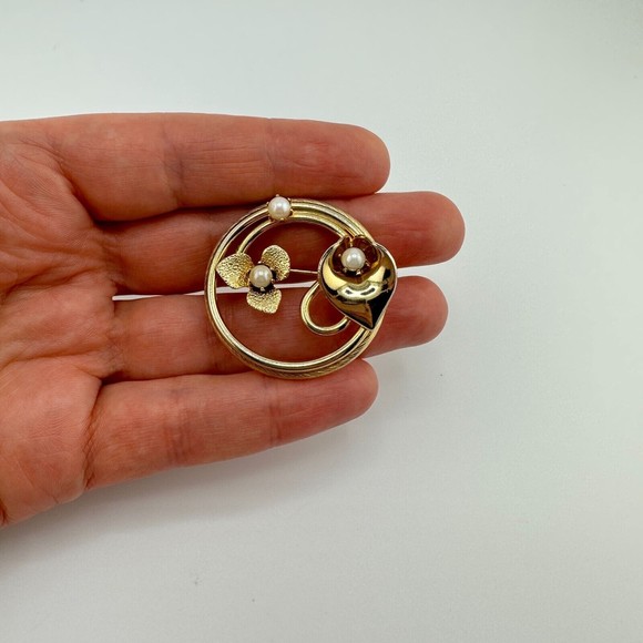 Vintage Round 3 Faux Pearls Textured Gold Tone Leaf Flower Brooch 1.5" - Picture 3 of 9